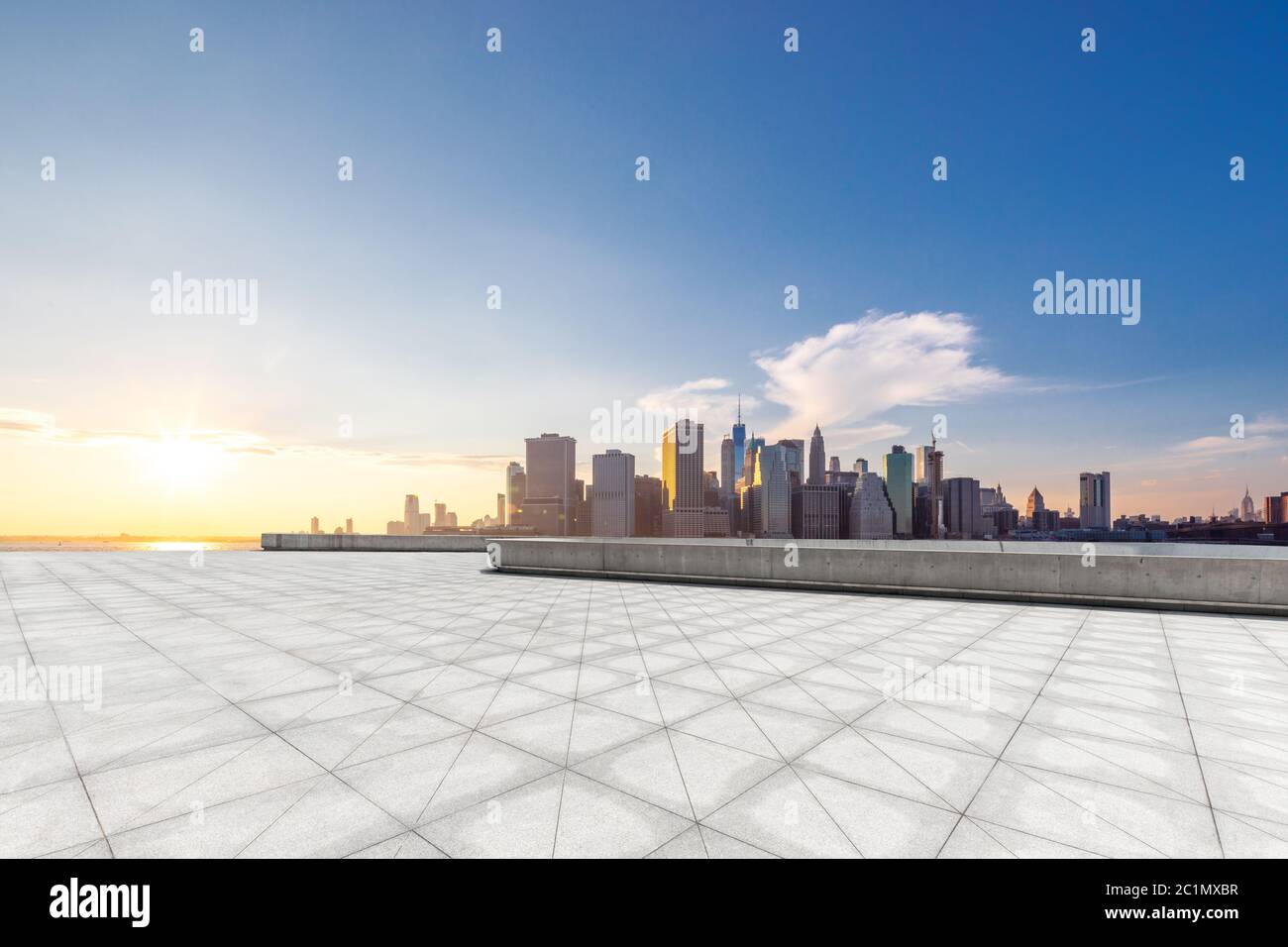 pavimento vuoto con moderno paesaggio urbano a new york Foto Stock