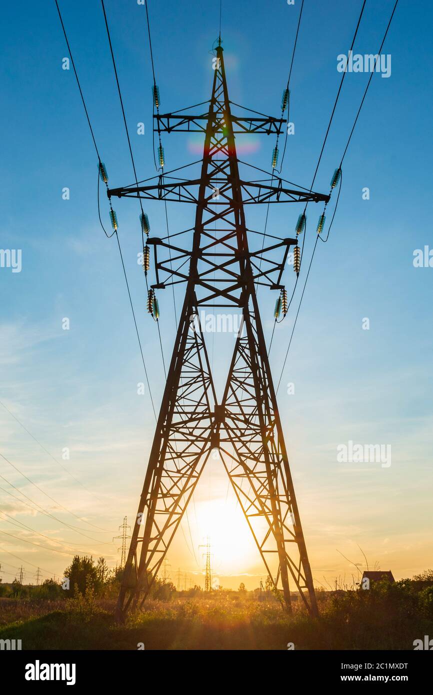 Torre di supporto della linea elettrica al tramonto. Distribuzione di energia Foto Stock