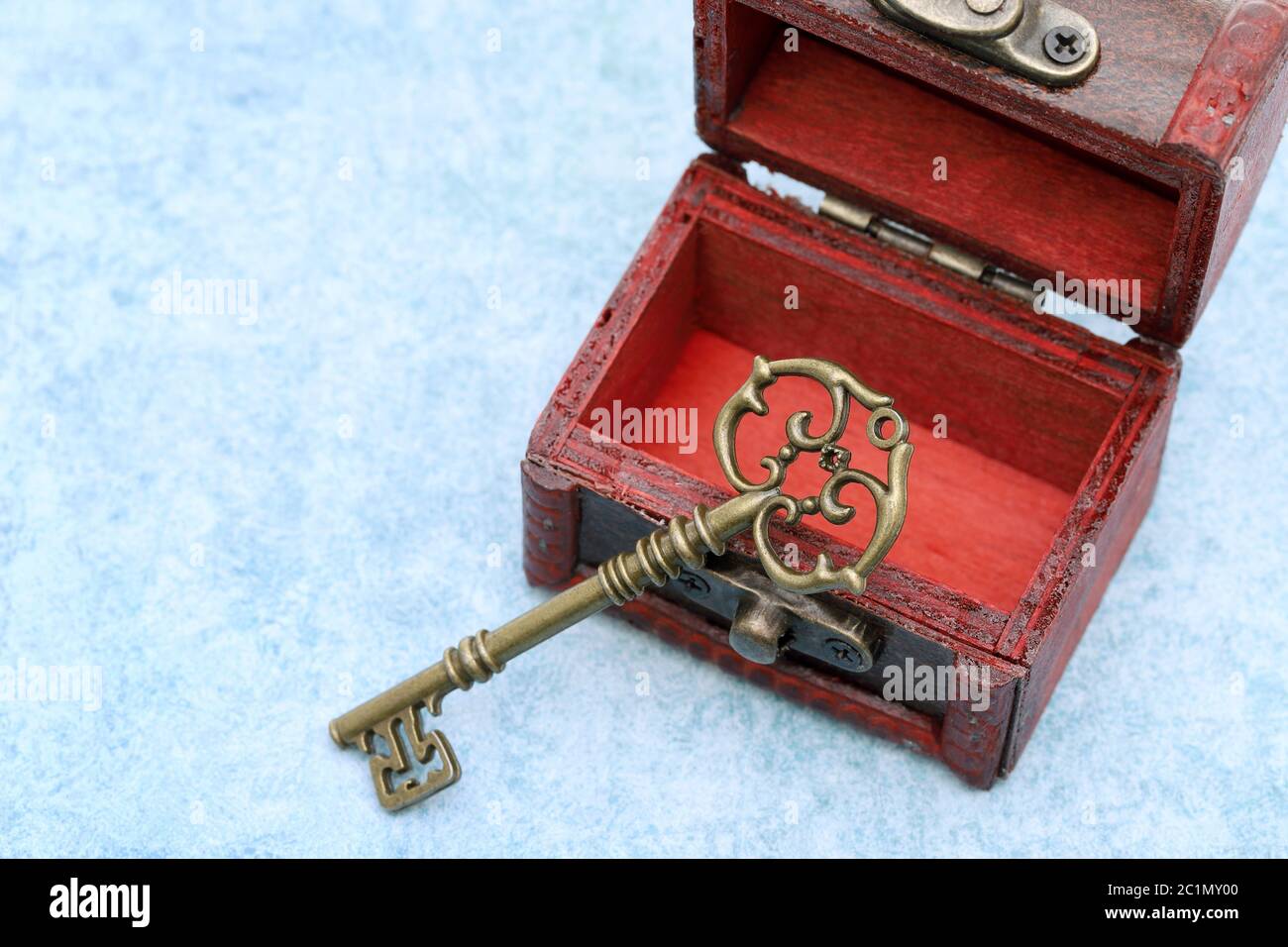 Chiave di vintage e antico scrigno sul tavolo Foto Stock