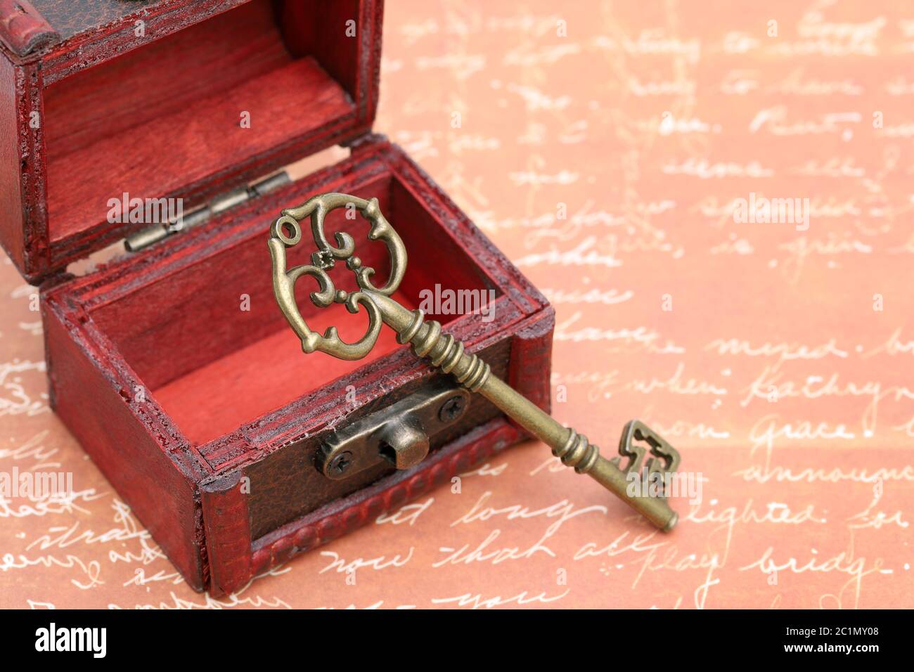 Chiave di vintage e antico scrigno del tesoro sulla lettera Foto Stock