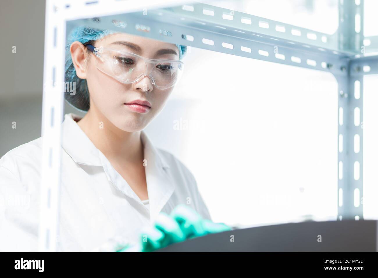 persone che lavorano in laboratorio Foto Stock