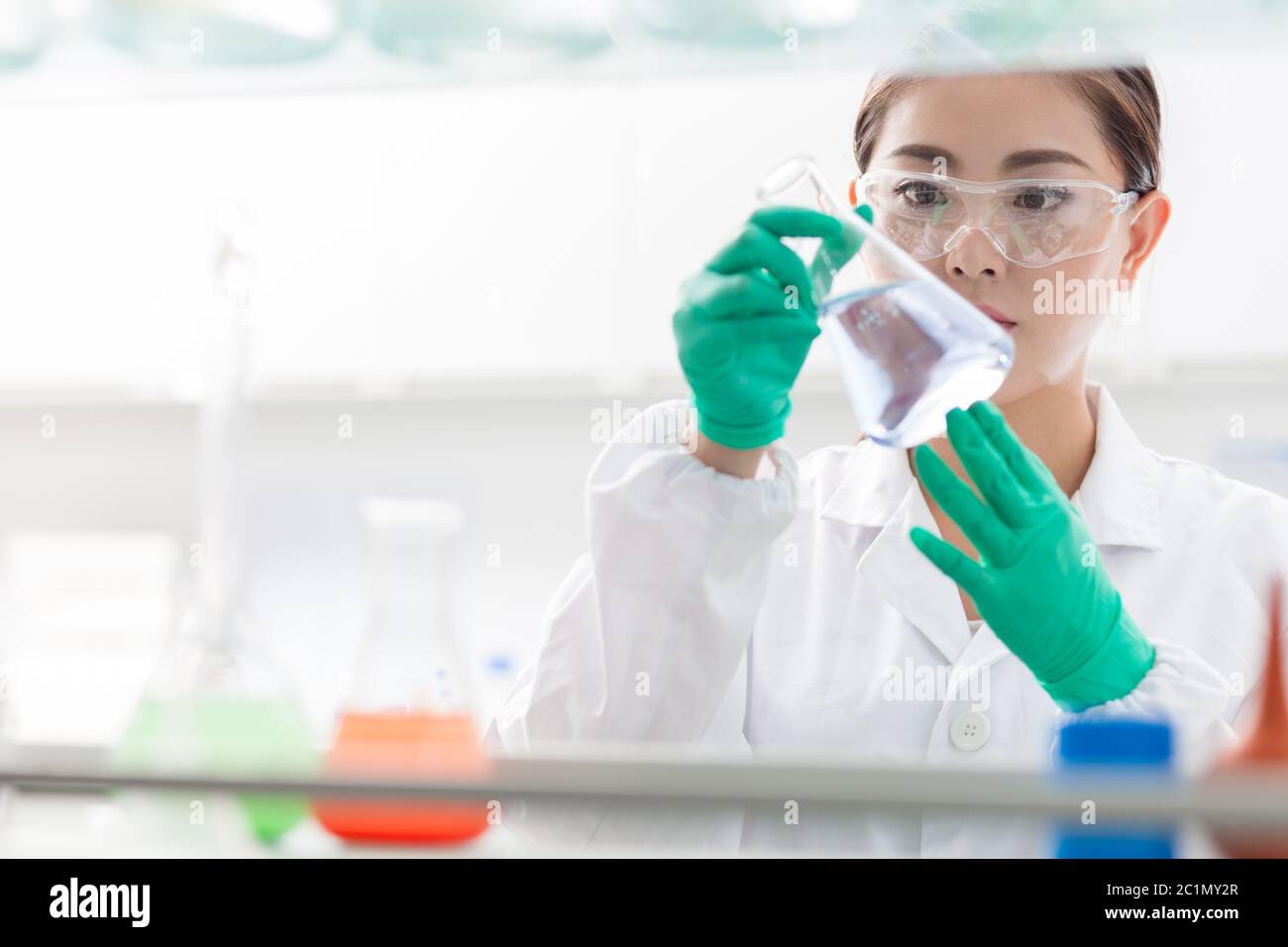 persone che lavorano in laboratorio Foto Stock