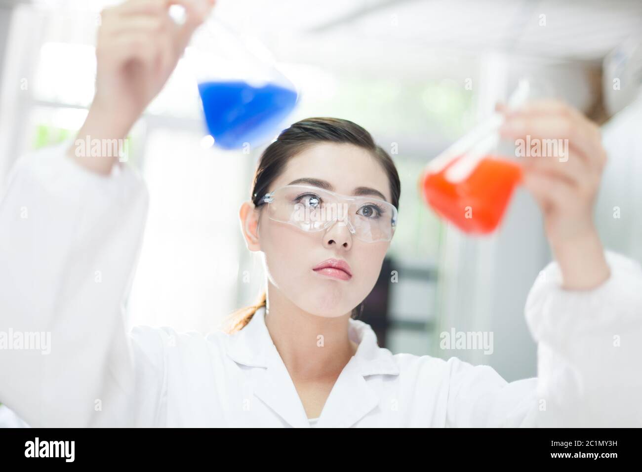 persone che lavorano in laboratorio Foto Stock