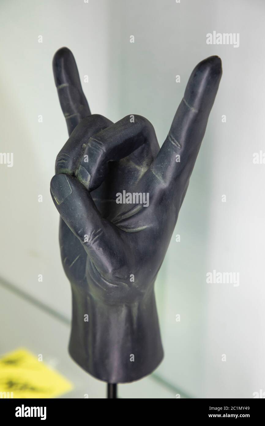 Los Angeles, Stati Uniti. 15 giugno 2020. Anteprima dell'asta di icone musicali presso JulienÕs Auctions. Centinaia di strumenti, abiti e curiosità di proprietà di famose icone musicali, tra cui Prince, Curt Cobain, Elvis, Whitney Houston, Lady Gaga e molti altri. 6/15/2020 Beverly Hills, CA USA (Photo by Ted Soqui/SIPA USA) Credit: Sipa USA/Alamy Live News Foto Stock