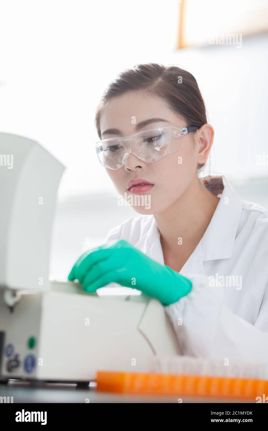 persone che lavorano in laboratorio Foto Stock