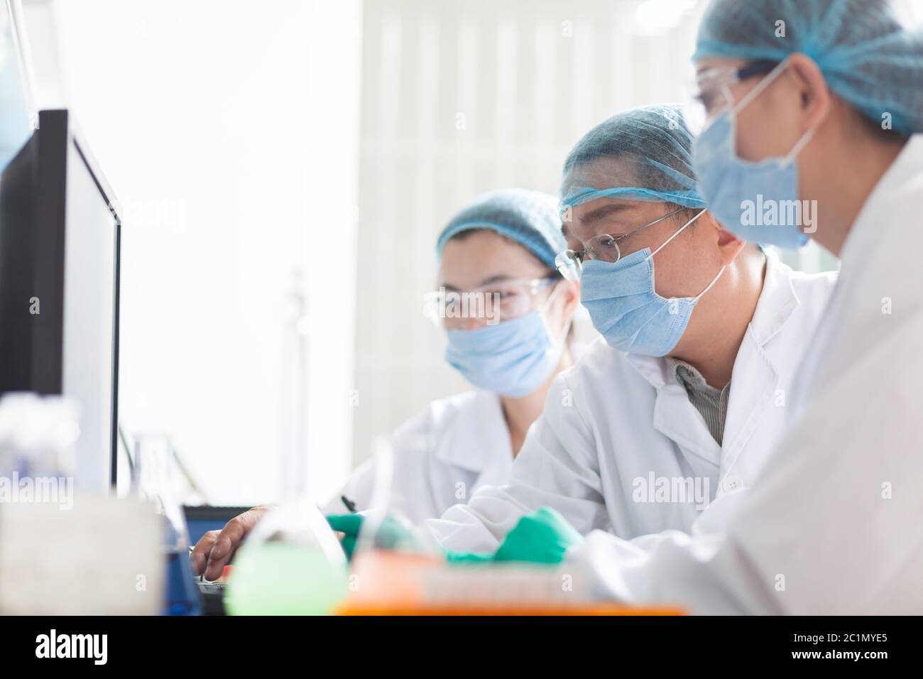 persone che lavorano in laboratorio Foto Stock