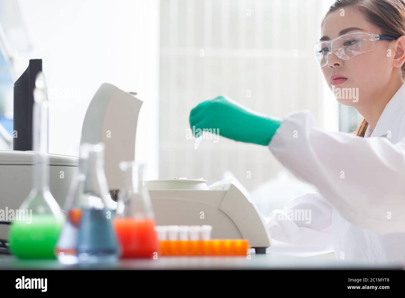 persone che lavorano in laboratorio Foto Stock