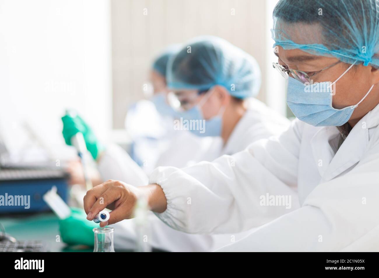persone che lavorano in laboratorio Foto Stock