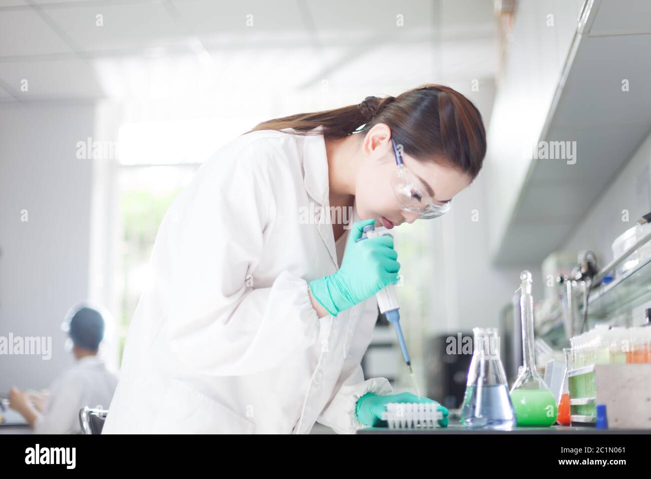 persone che lavorano in laboratorio Foto Stock