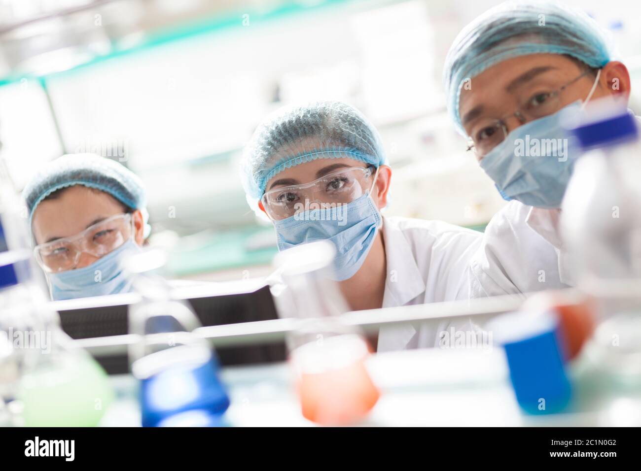 persone che lavorano in laboratorio Foto Stock