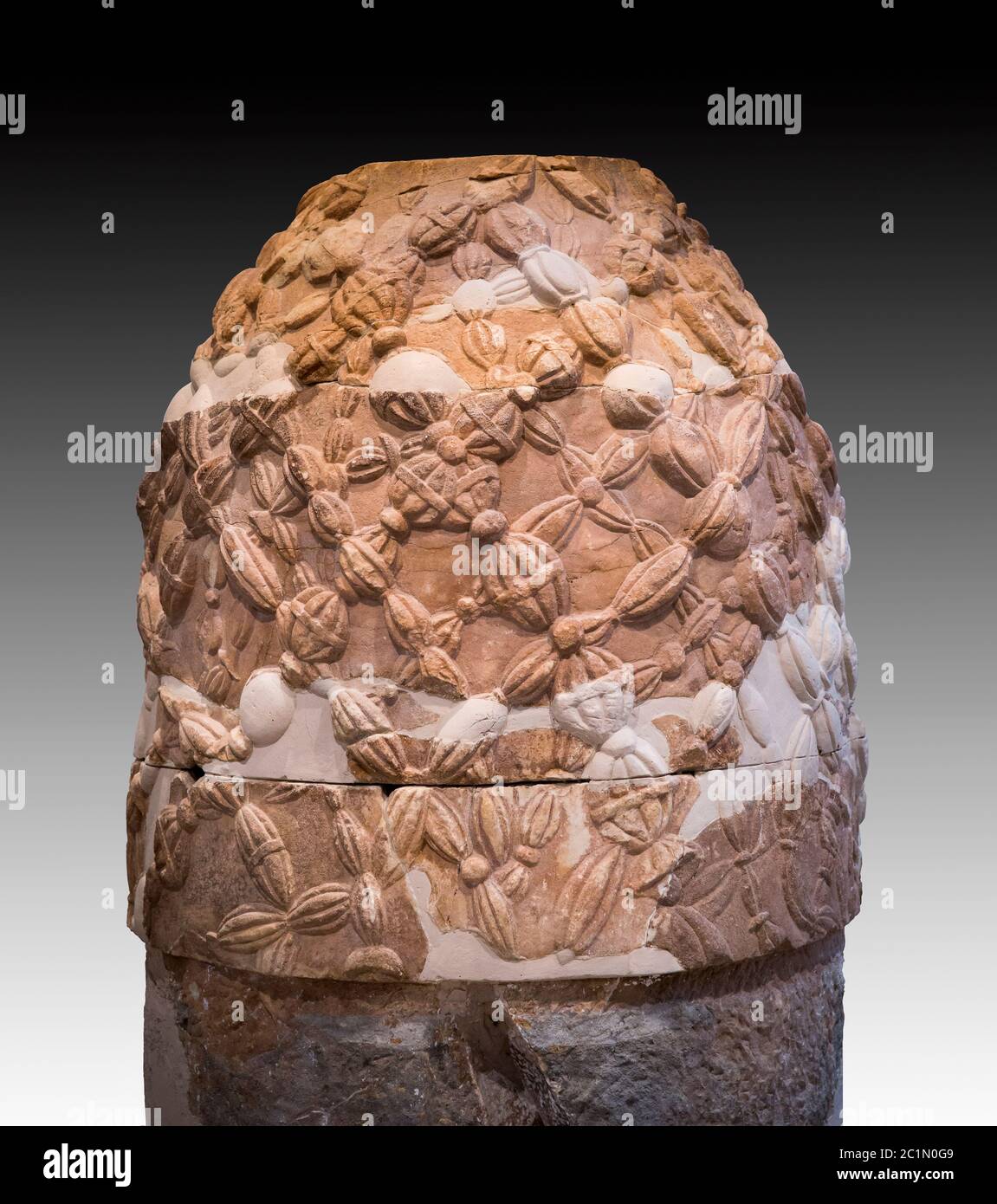 Il marmo ellenistico Omphalos, ricostruito nel Museo Archeologico di Delfi, in Grecia - gli omfalos di marmo sono stati trovati nella zona di Foto Stock