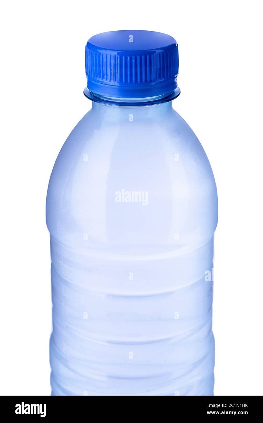 La bottiglia di plastica di acqua isolate su uno sfondo bianco Foto Stock
