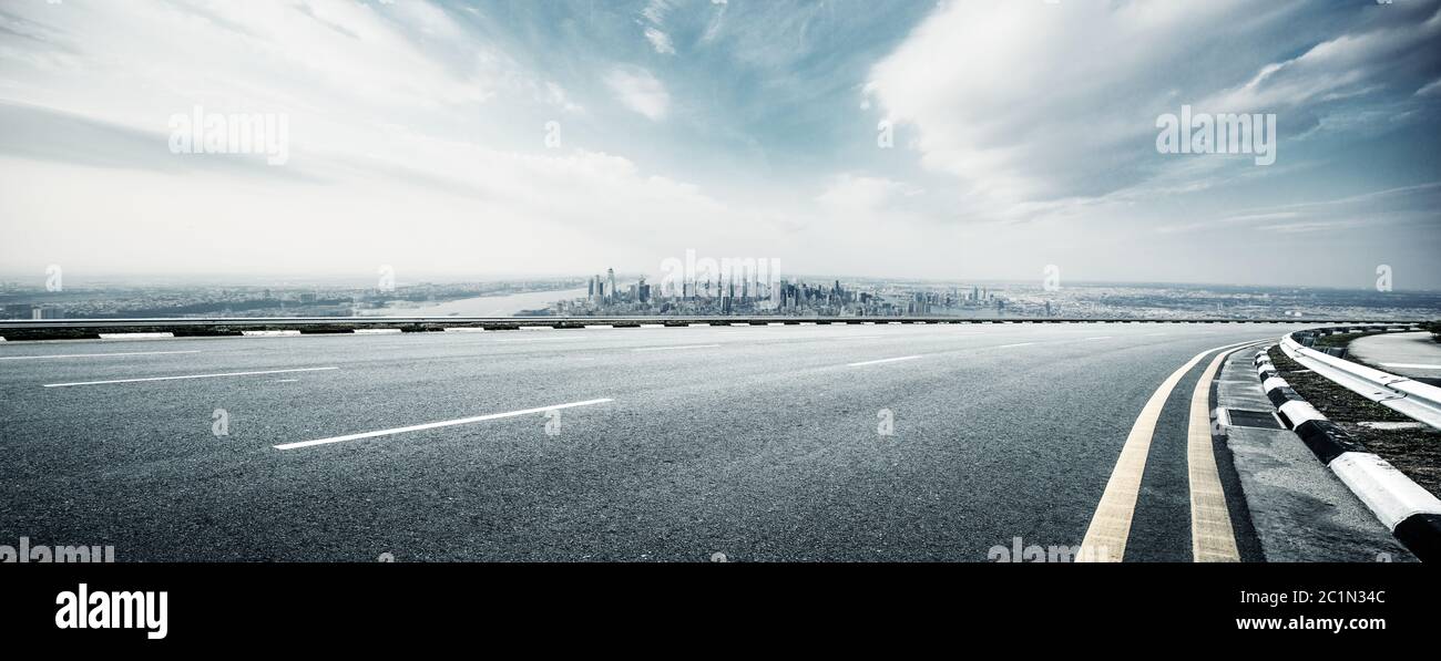 autostrada vuota attraverso la città moderna Foto Stock
