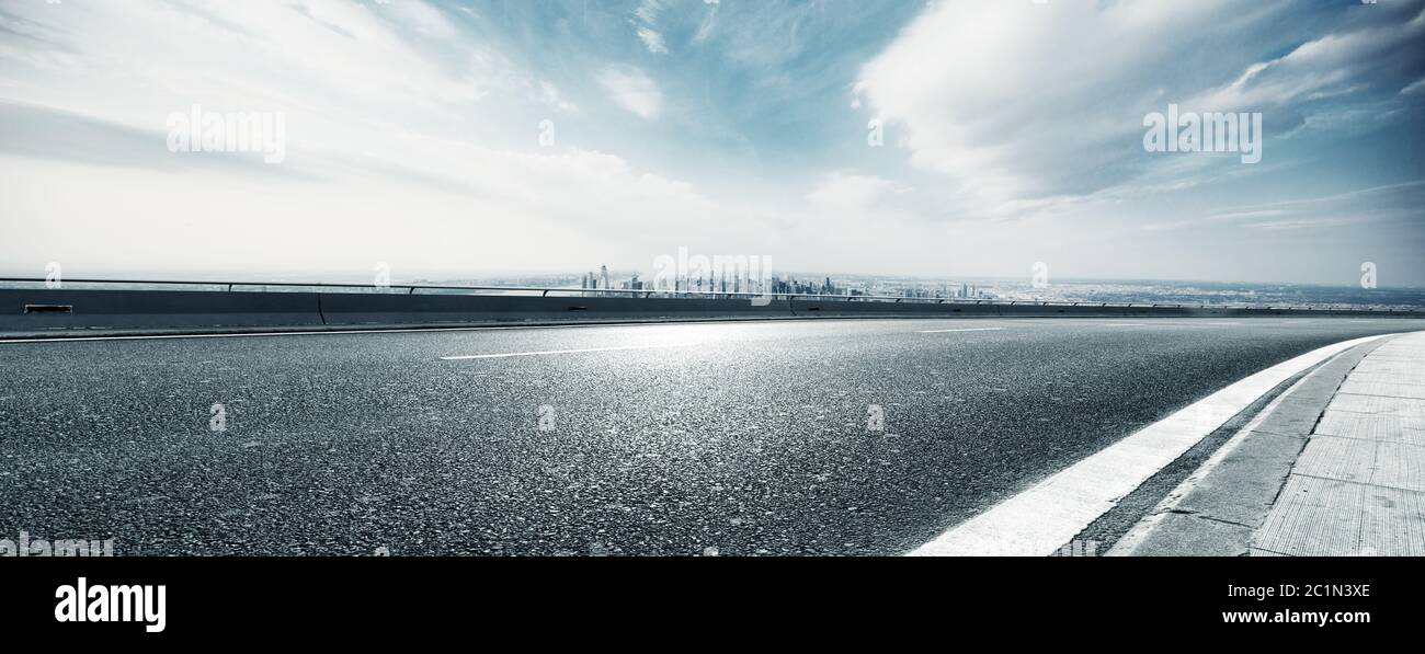 autostrada vuota attraverso la città moderna Foto Stock
