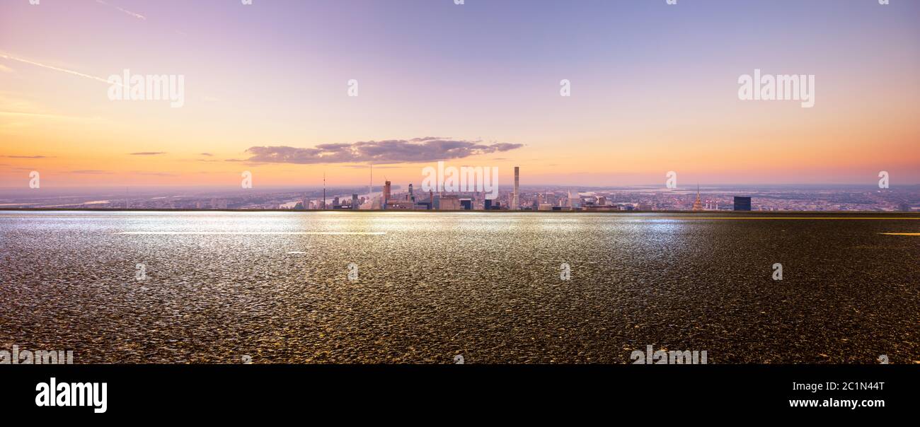 autostrada vuota attraverso la città moderna Foto Stock