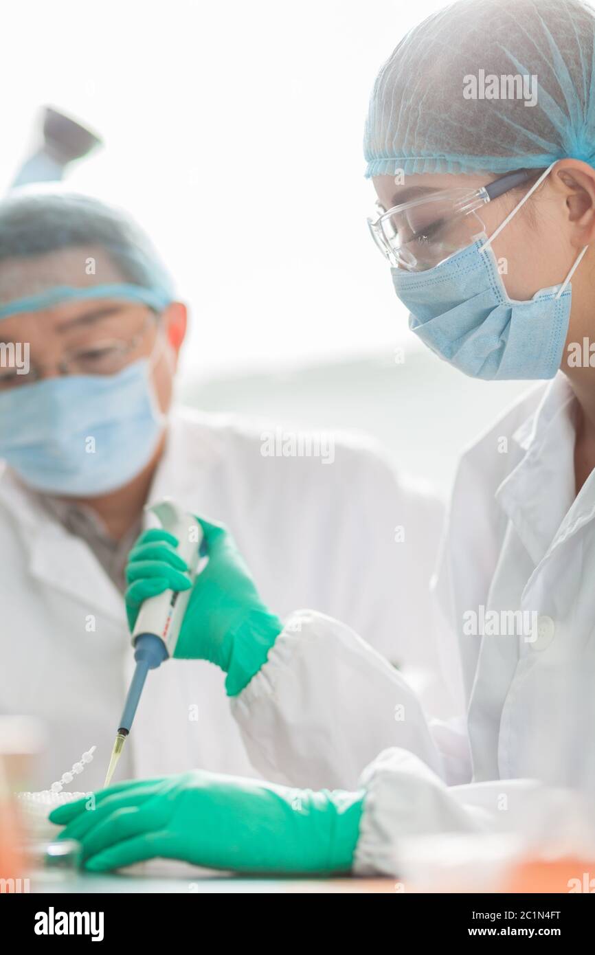persone che lavorano in laboratorio Foto Stock