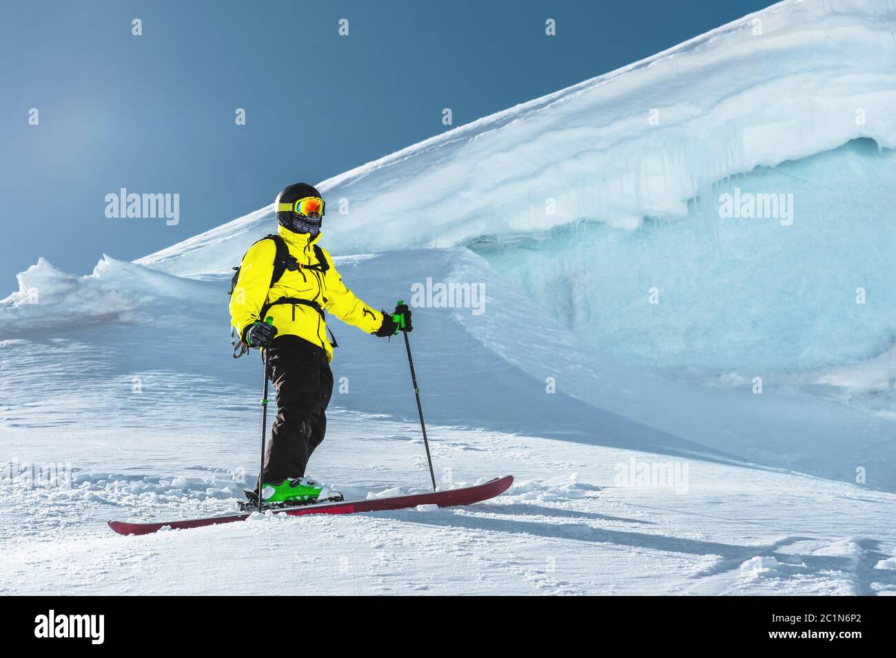 Neve invernale cime di montagna nel Caucaso. Ottimo posto per gli sport invernali Foto Stock