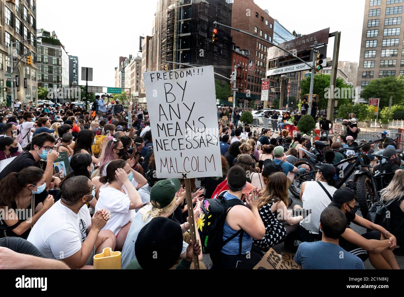 New York, New York, Stati Uniti. 15 giugno 2020. I dimostranti siedono su Canal Street lungo il lato del tunnel Holland stand durante una marcia Black Lives Matters Movement e rally organizzato da Nameless a New York, New York. I dimostranti arrestano il traffico in galleria per 30 minuti. Credit: Brian Branch Price/ZUMA Wire/Alamy Live News Foto Stock