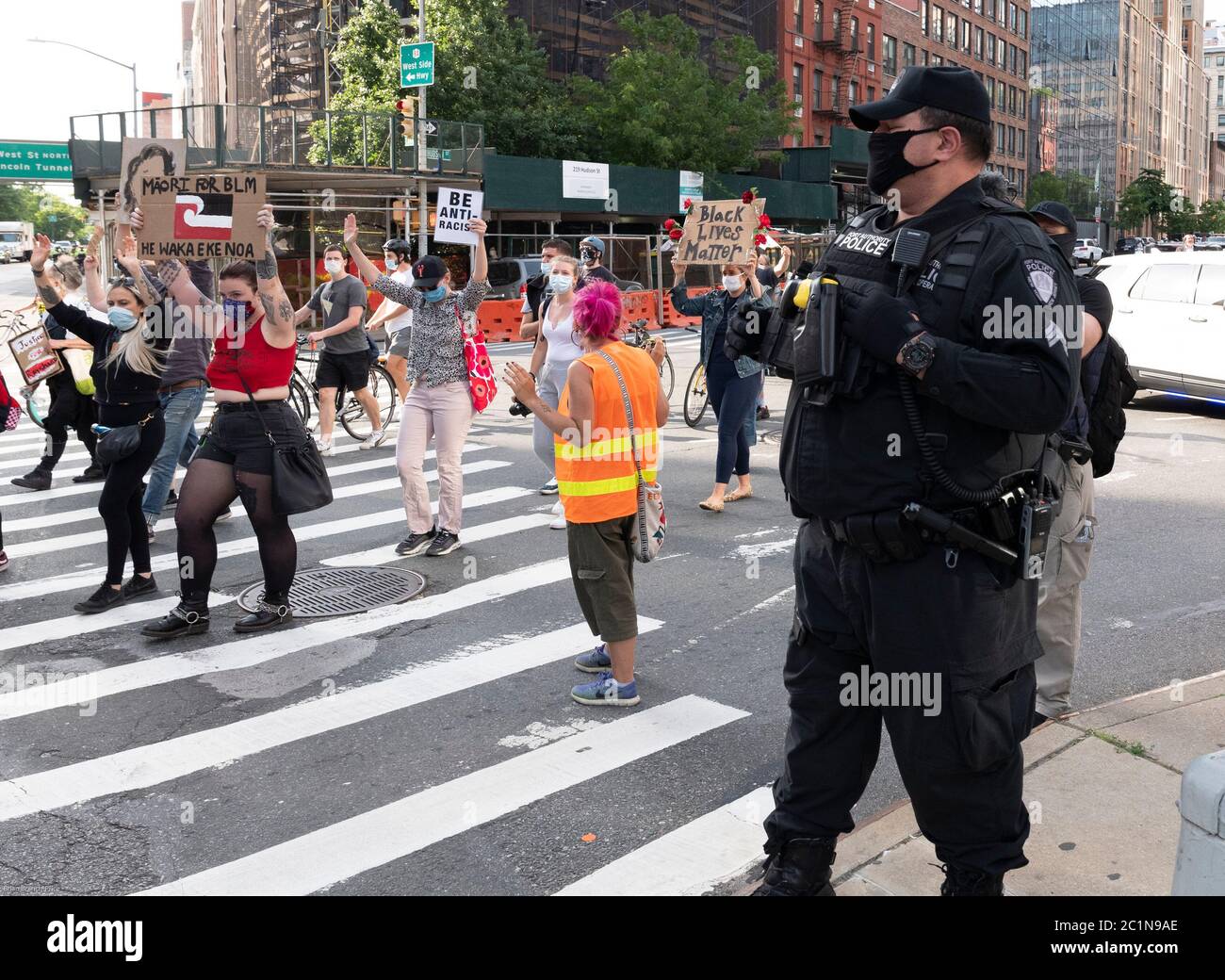 New York, New York, Stati Uniti. 15 giugno 2020. I dimostranti passano davanti a un ufficiale della polizia dell'autorità portuale di NYNJ su Canal e Greenwhich Streets durante una marcia del movimento Black Lives Matters e un rally organizzato da Nameless a New York, New York. I dimostranti arrestano il traffico del tunnel olandese per 30 minuti. Credit: Brian Branch Price/ZUMA Wire/Alamy Live News Foto Stock