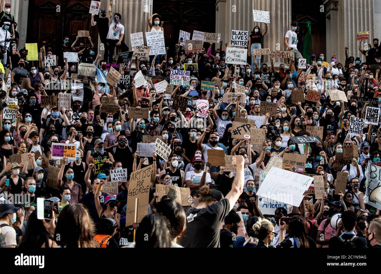 New York, New York, Stati Uniti. 15 giugno 2020. I dimostranti si trovano sui gradini del Municipio durante una marcia del movimento Black Lives Matters e un rally organizzato da Nameless a New York, New York. Nameless ha chiesto di definanziare il dipartimento di polizia di New York durante il rally che ha iniziato da Washington Square Park e a sud del New York City Hall. Credit: Brian Branch Price/ZUMA Wire/Alamy Live News Foto Stock