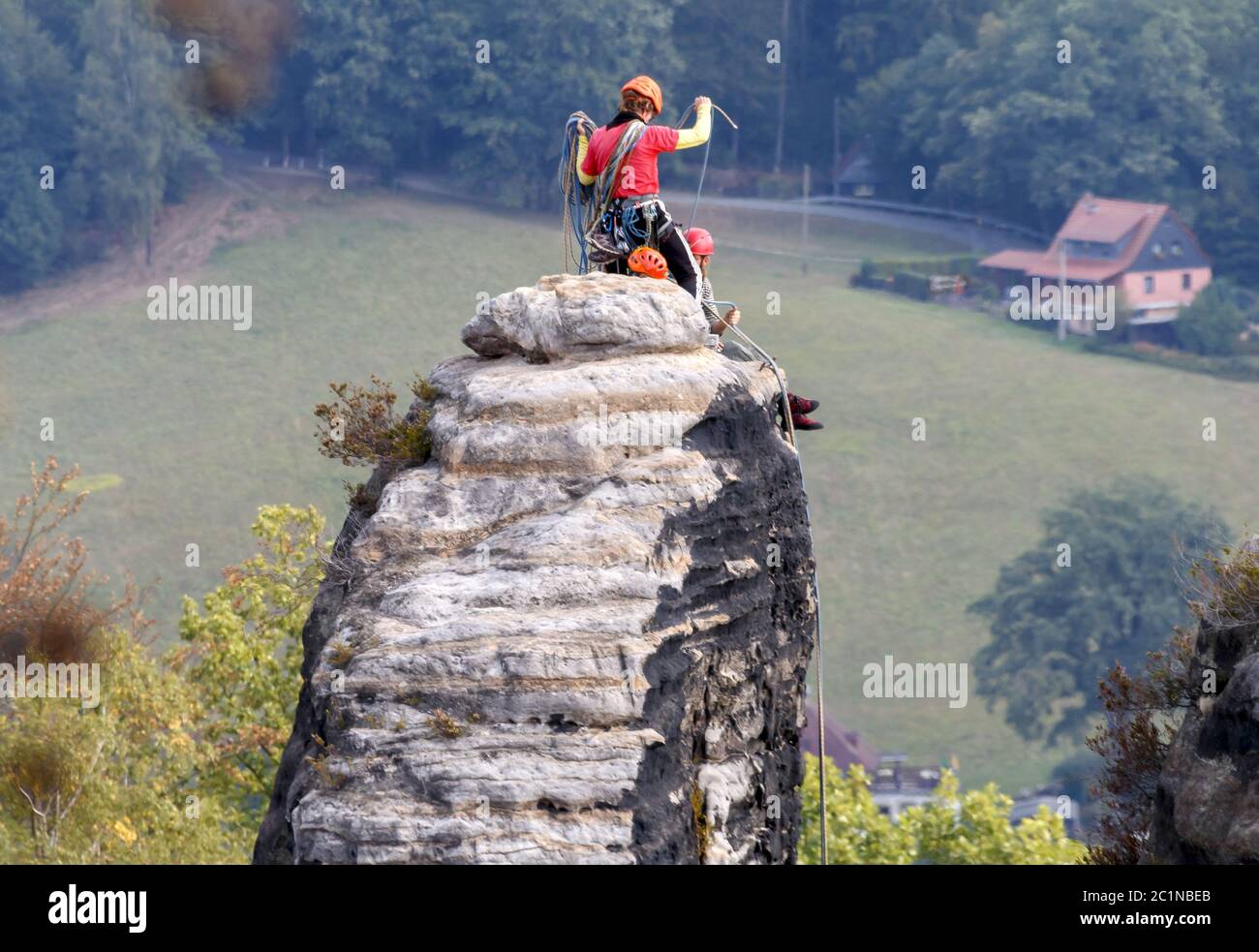 Scalatore sulla formazione rocciosa di Bastei, Elbe, Saxon Svizzera, Germania, settembre Foto Stock