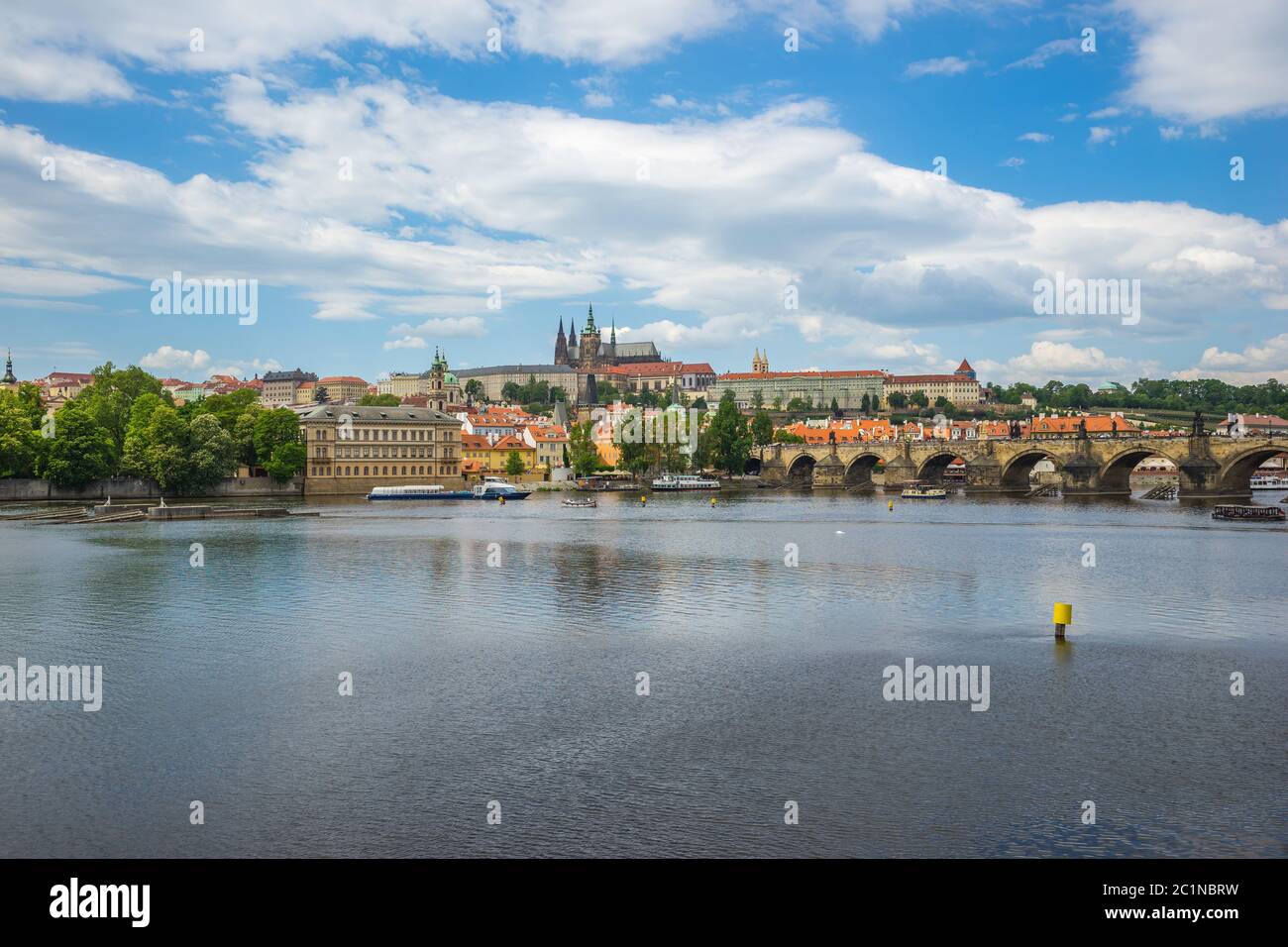 Praga cityscape skyline con il fiume Moldava nella città di Praga, Repubblica Ceca. Foto Stock