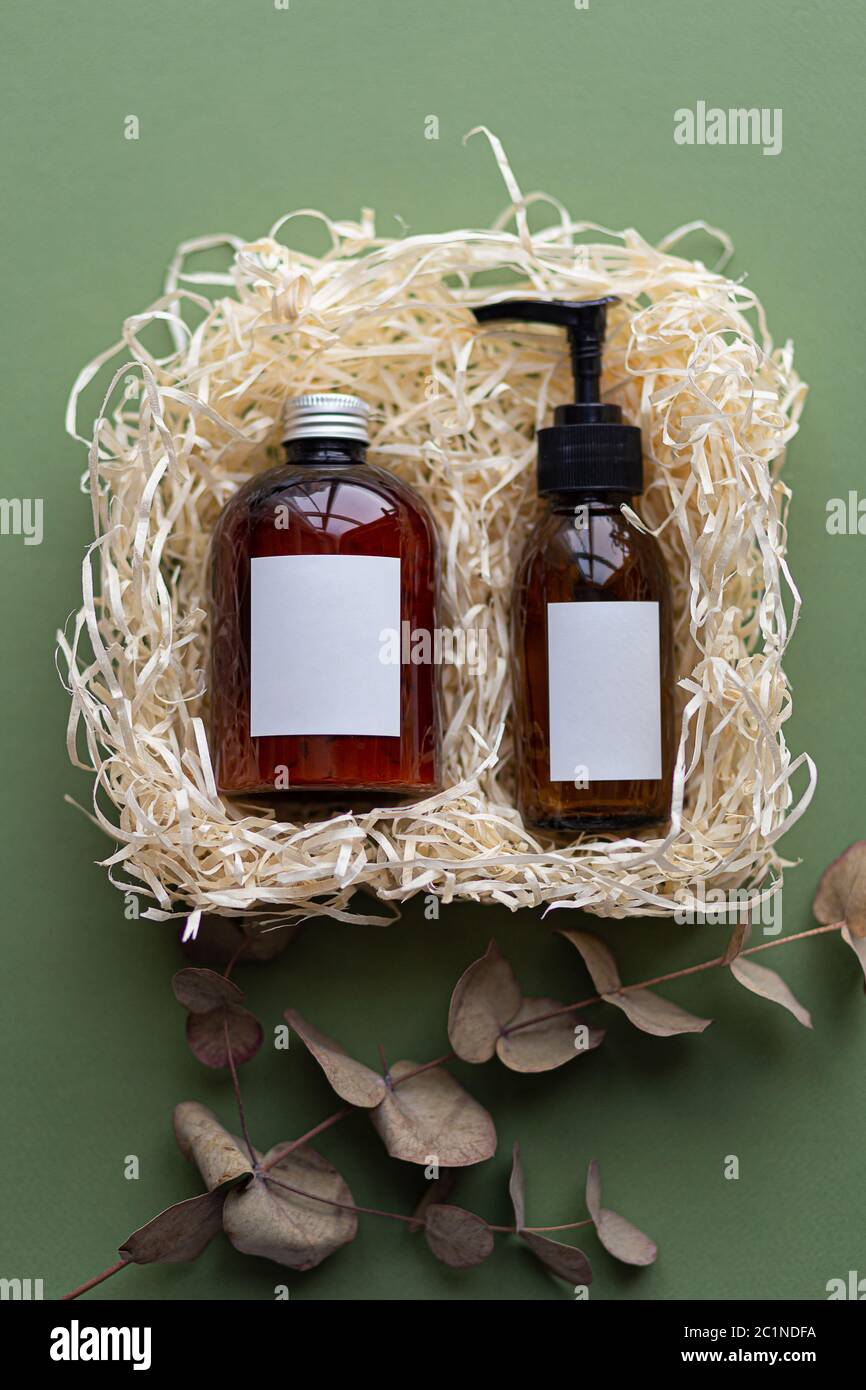 Prodotti cosmetici naturali biologici SPA con foglie di porpora secca. Vista dall'alto prodotti di bellezza per la cura della pelle a base di erbe su sfondo verde. Banner mockup per eco Foto Stock