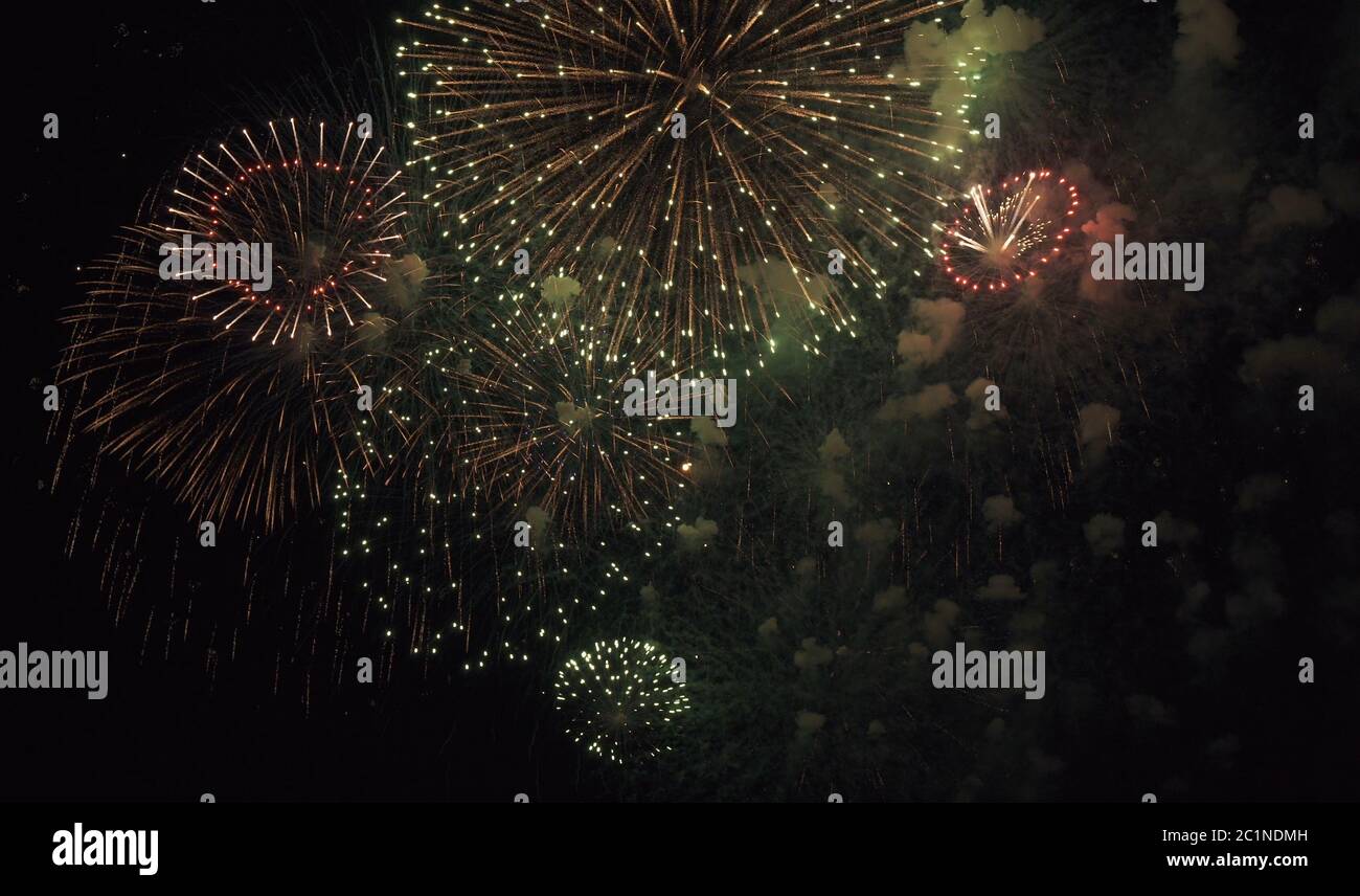 Coloratissimi fuochi d'artificio sul cielo nero lo sfondo Foto Stock