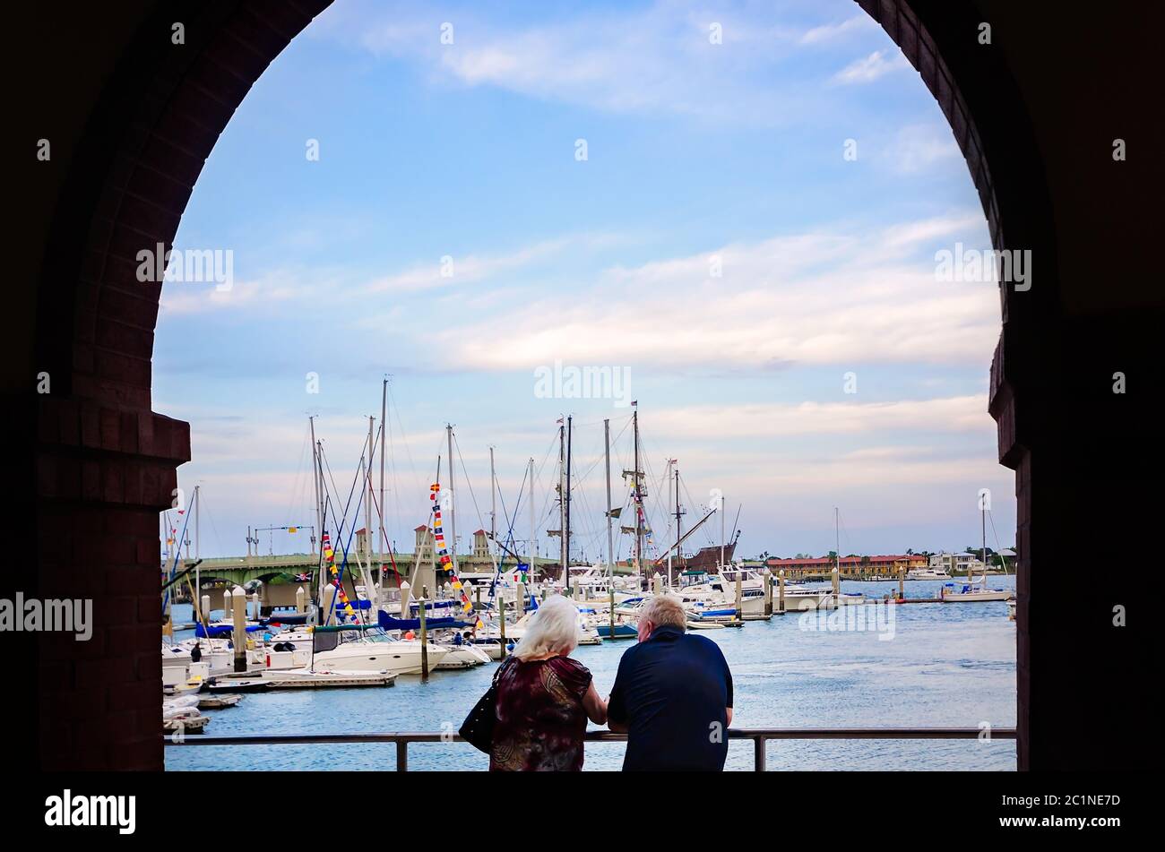 Una coppia matura si affaccia sul porticciolo municipale di St. Augustine dall'ufficio del porto, il 10 aprile 2015, a St. Augustine, Florida. Foto Stock