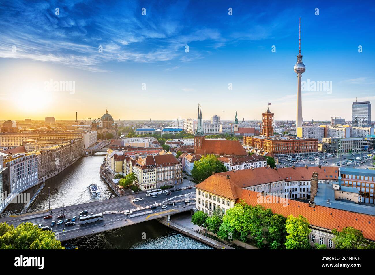 vista panoramica sul centro di berlino mentre si tramonta Foto Stock