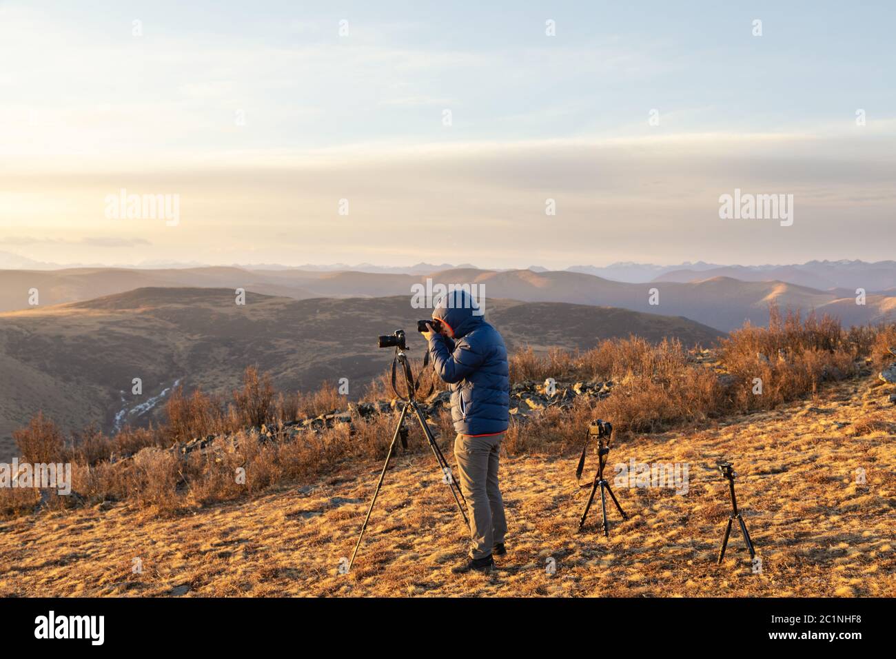 fotografo che parla foto in montagna Foto Stock