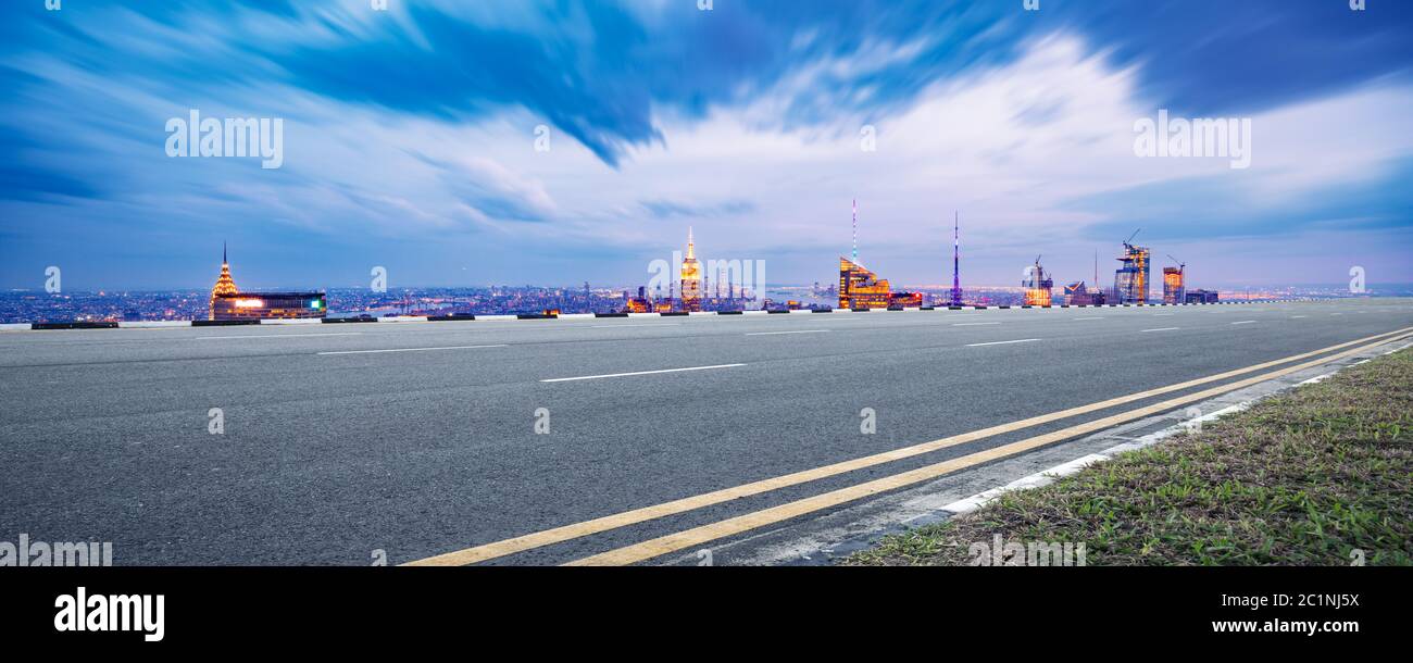 vuota autostrada asfaltata con moderno paesaggio urbano new york Foto Stock