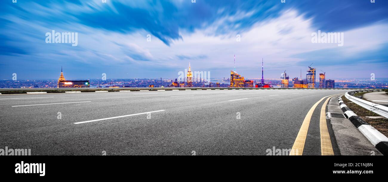 vuota autostrada asfaltata con moderno paesaggio urbano new york Foto Stock