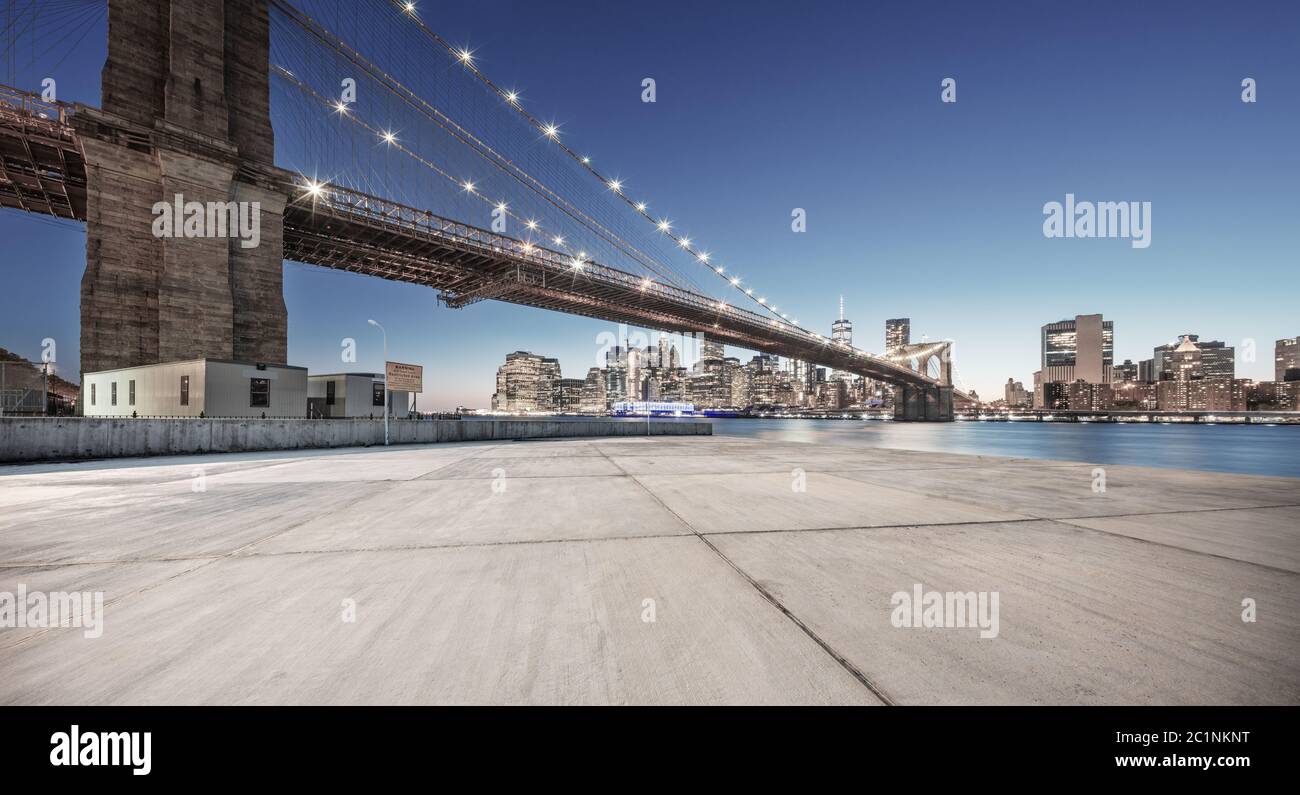 via vuota con ponte a new york Foto Stock