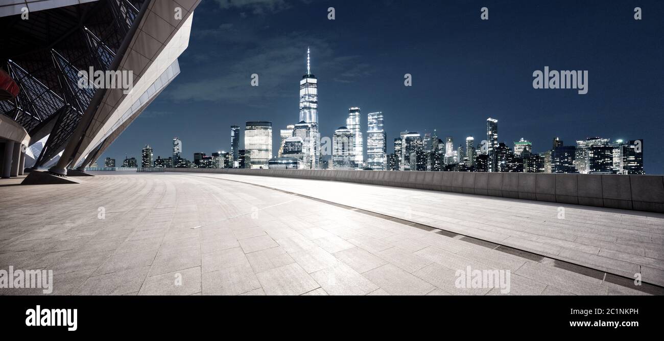 terreno vuoto con moderno paesaggio urbano di notte a new york Foto Stock