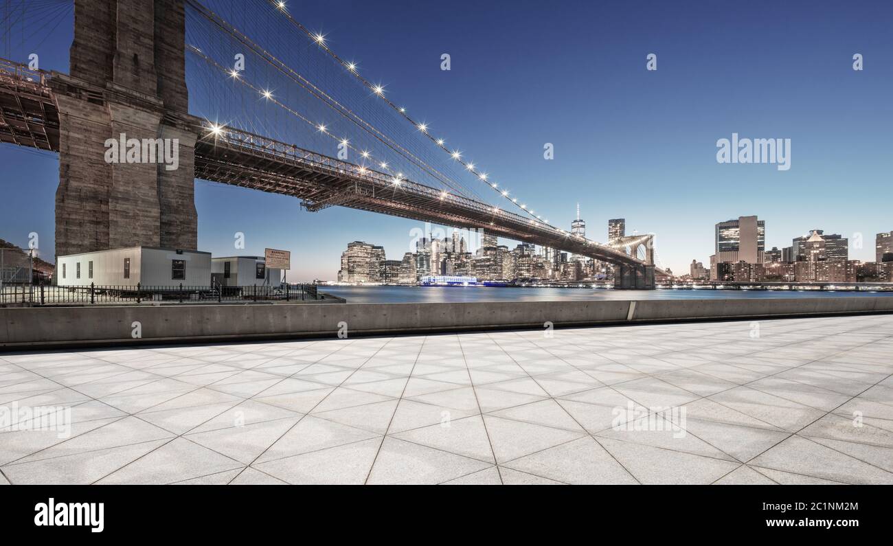 via vuota con ponte a new york Foto Stock