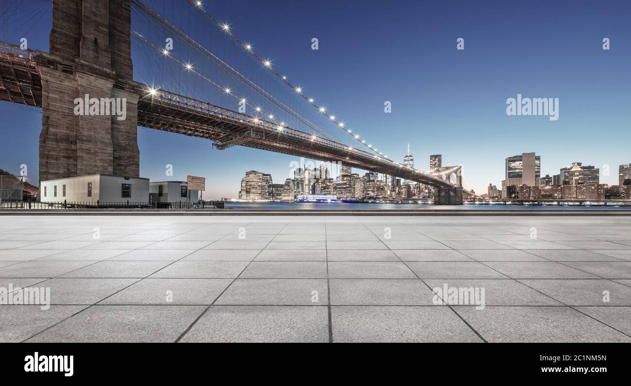 via vuota con ponte a new york Foto Stock