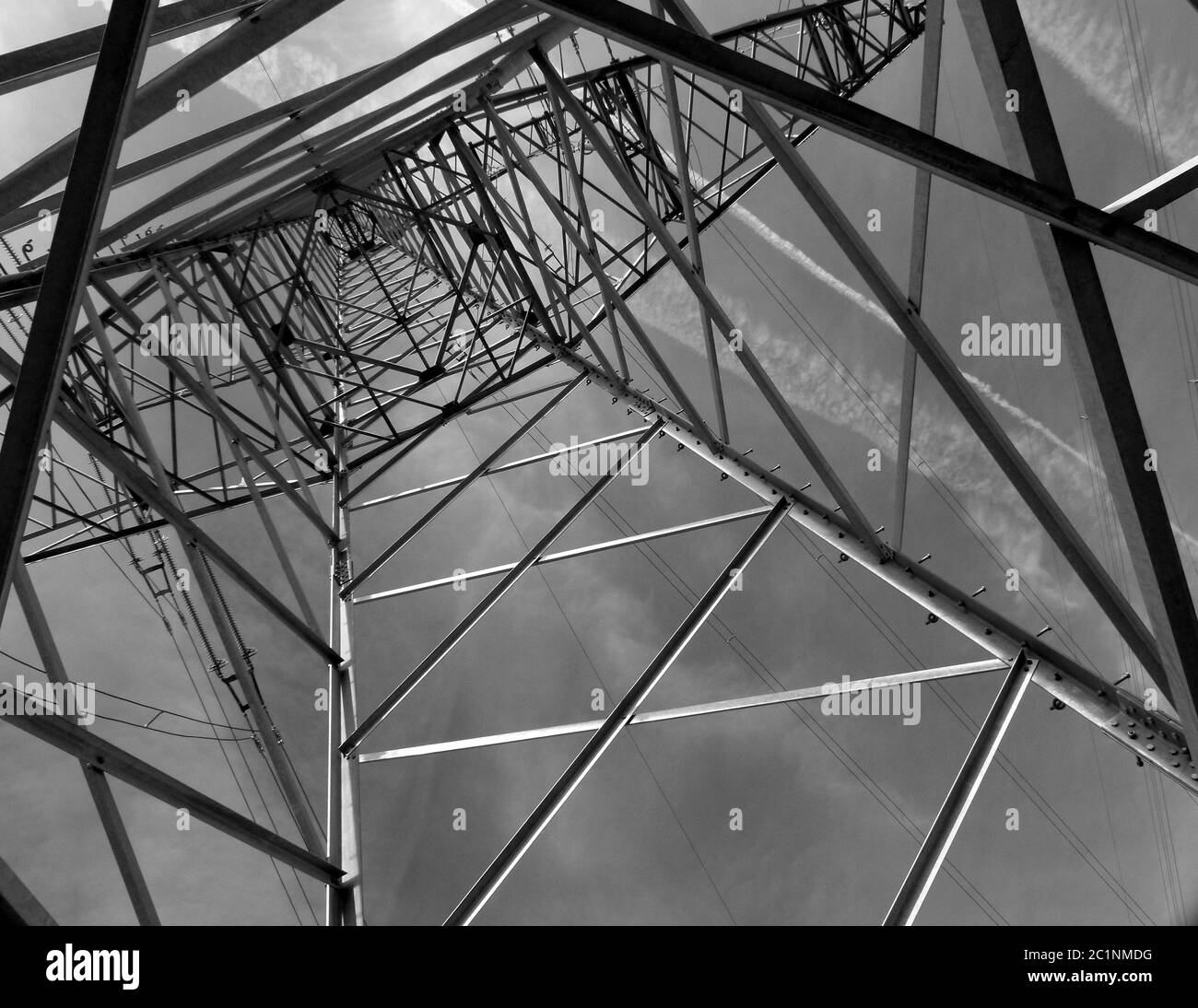 Imponente polo di potenza visto da terra in bianco e nero Foto Stock