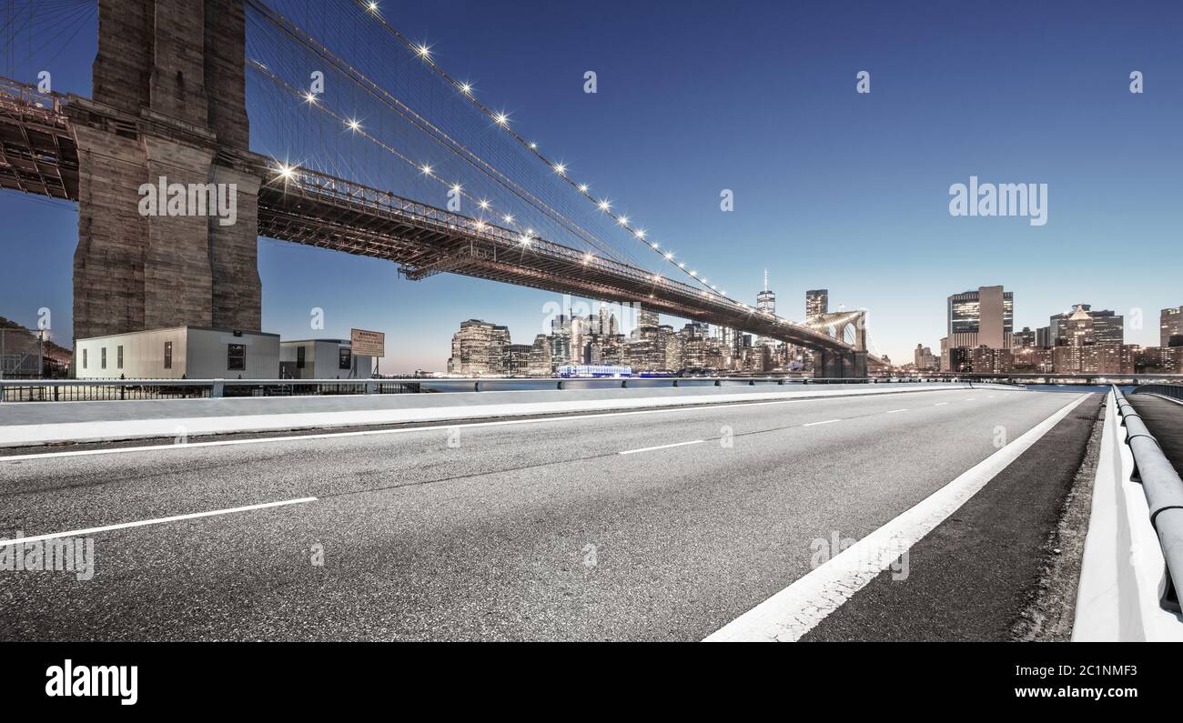 autostrada asfaltata con il paesaggio urbano di manhattan Foto Stock