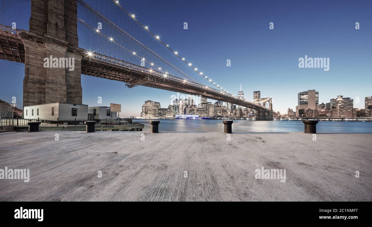 via vuota con ponte a new york Foto Stock