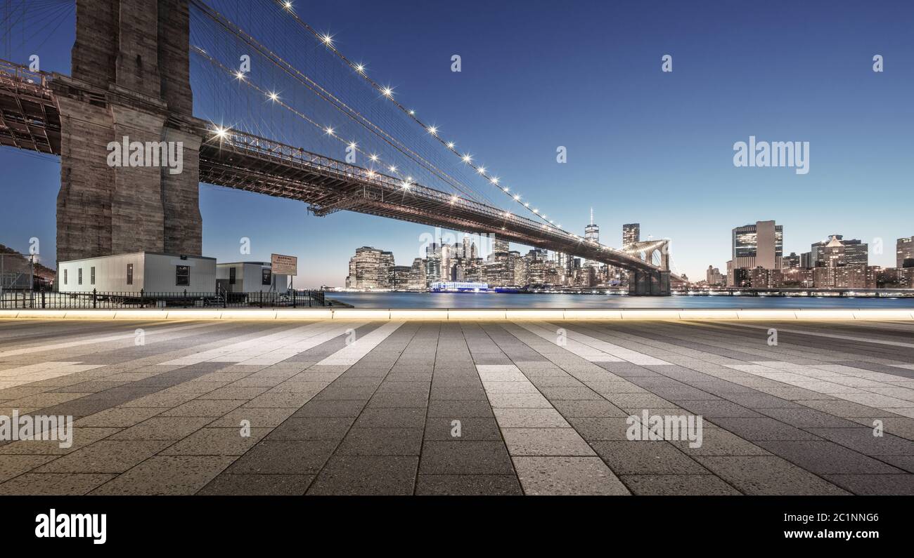 via vuota con ponte a new york Foto Stock