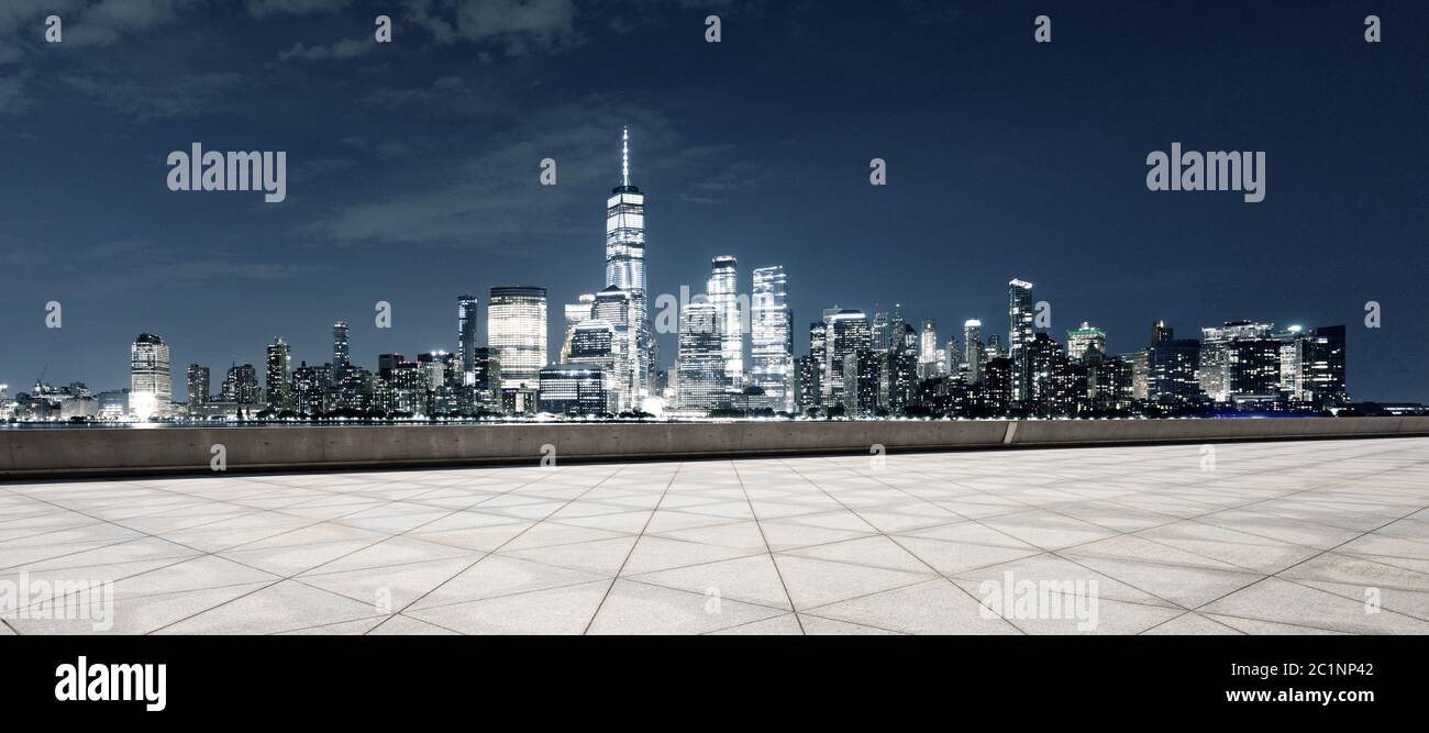terreno vuoto con moderno paesaggio urbano di notte a new york Foto Stock