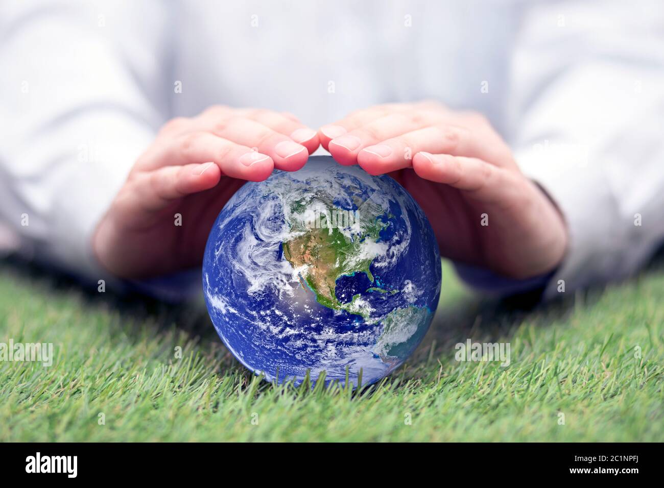 Il pianeta terra protetto dalle mani. Foto di massa fornita dalla Nasa. Foto Stock