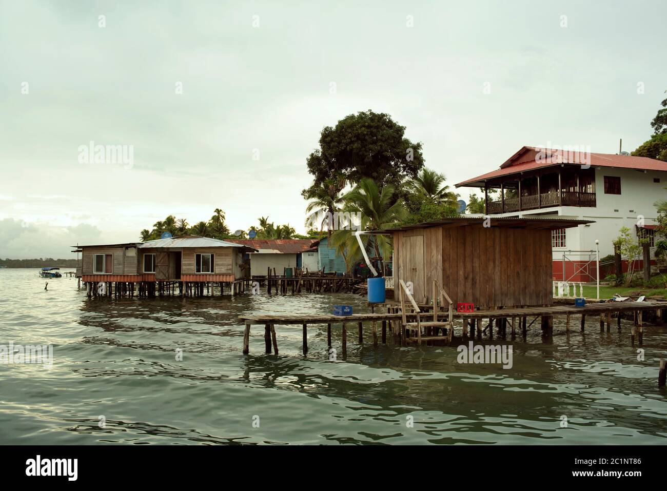 Bungalow in stile caraibico sull'acqua. Isla Bastimentos, Provincia di Bocas del Toro, Panama, America Centrale Foto Stock