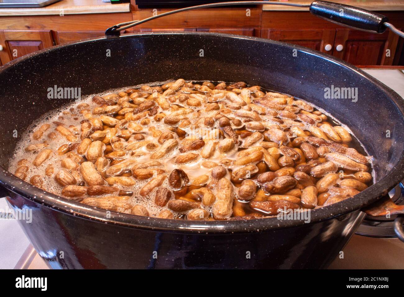 Le arachidi grezze bollite sono uno spuntino preferito del Sud e uno spuntino ufficiale del South Carolina. Foto Stock