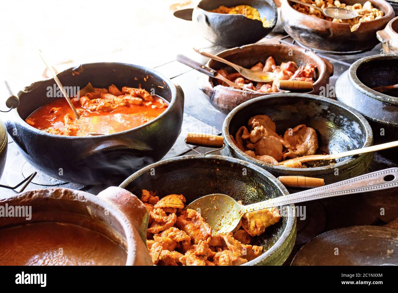 Stufa a legna con cibo tradizionale brasiliano Foto Stock