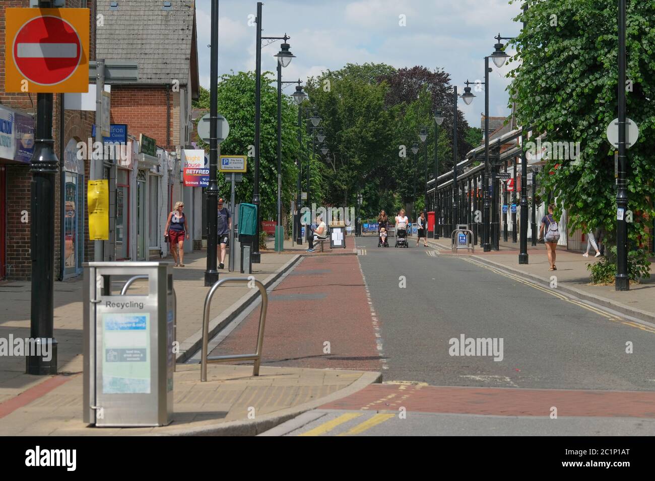 Eastleigh, Regno Unito. 15 giugno 2020. Una vista di una strada pedonale quasi vuota ad Eastleigh durante la riapertura di attività commerciali non essenziali nel contesto della crisi del coronavirus. Credit: SOPA Images Limited/Alamy Live News Foto Stock