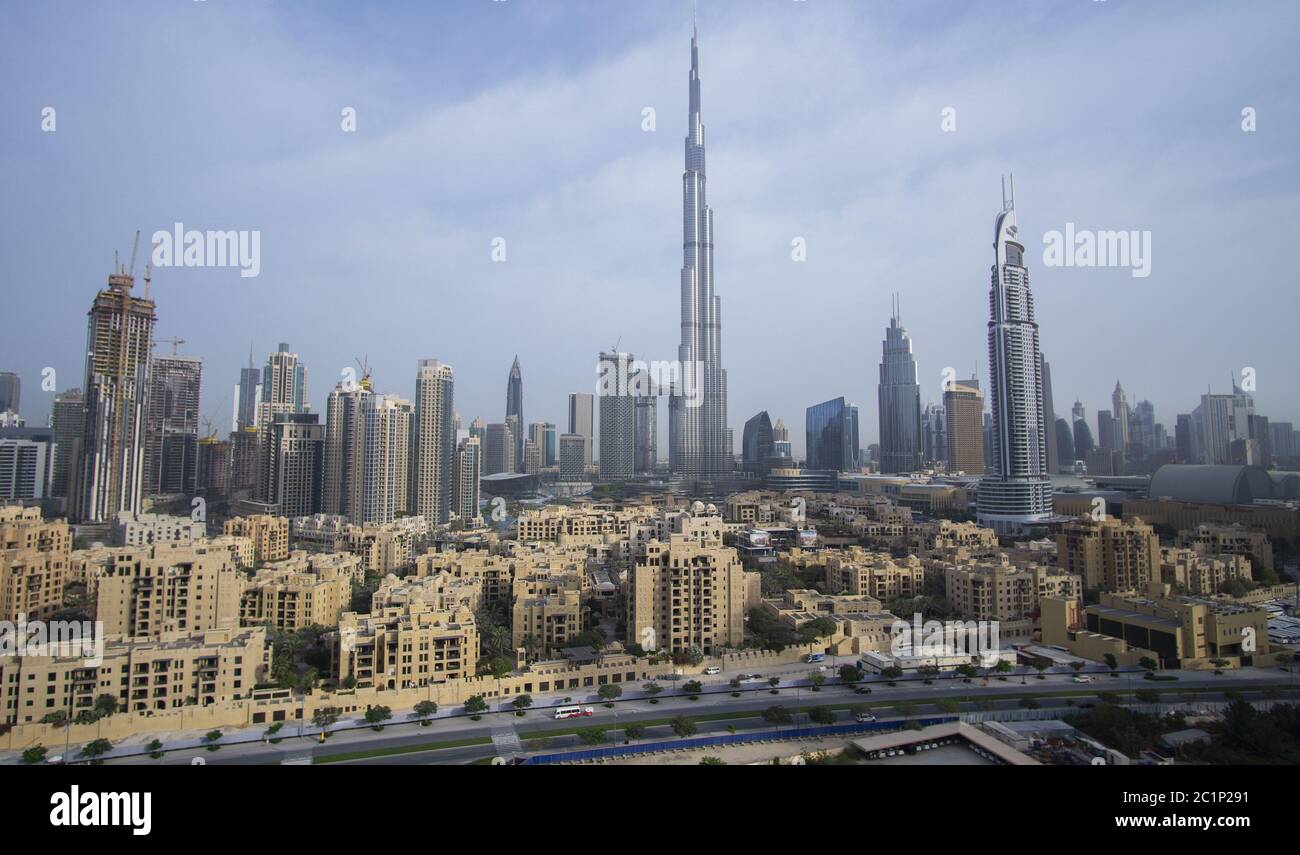 Il Burj Khalifa e il centro cittadino di Dubai all'alba Foto Stock