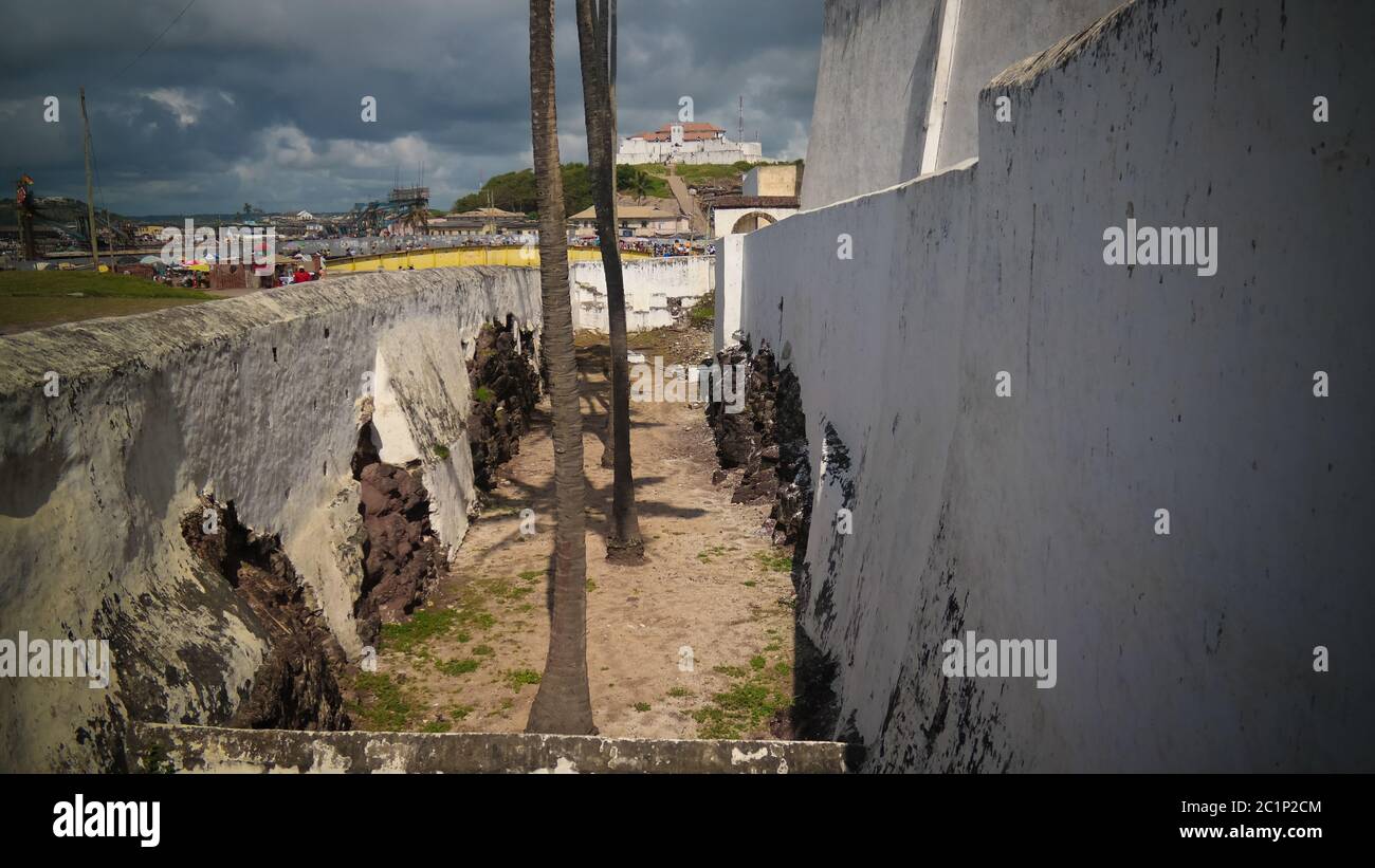 Vista esterna di Elmina e del castello e della fortezza e di Fort Coenraadsburg, Ghana Foto Stock