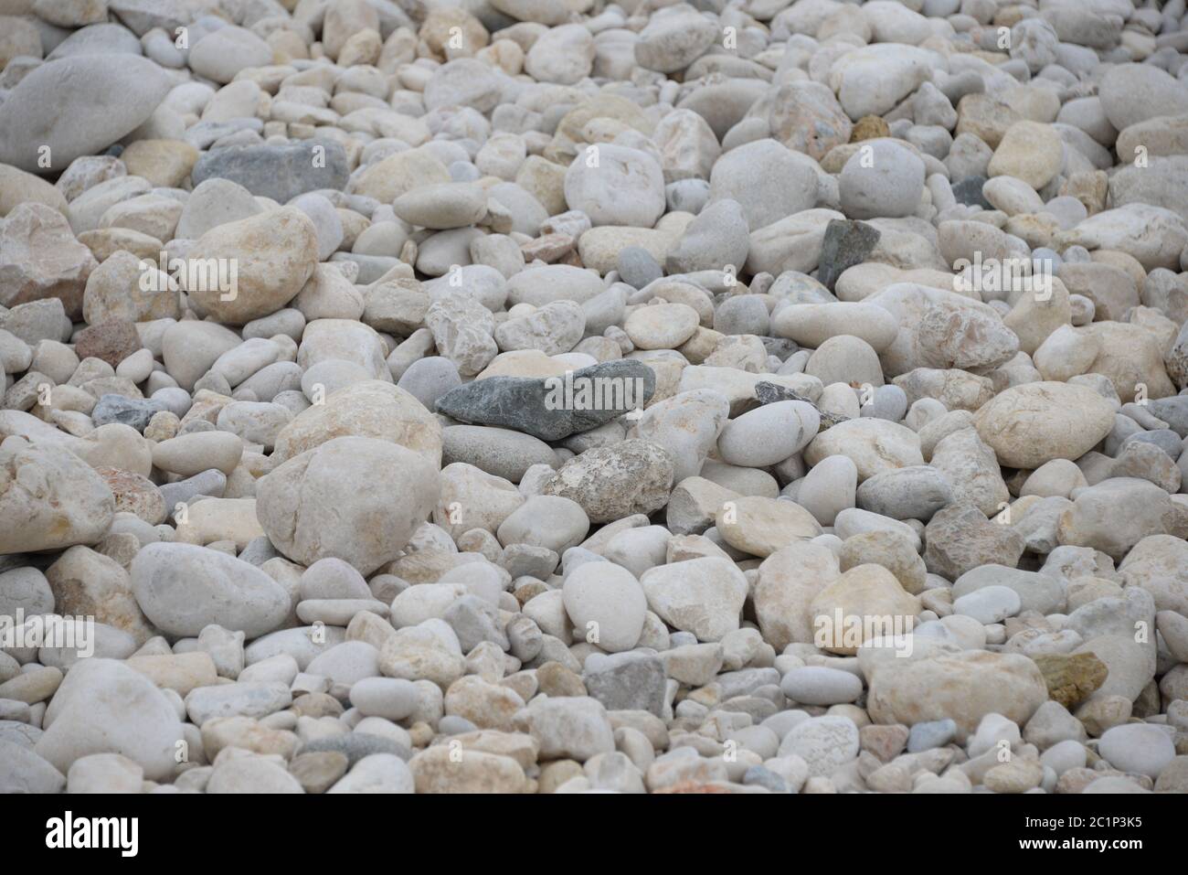 Pietre grandi, piccole, rotonde sul Mar Mediterraneo in provincia di Alicante, Spagna Foto Stock